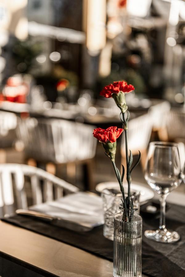 Hospes Puerta De Alcala, A Member Of Design Hotels Мадрид Экстерьер фото A carnation centerpiece