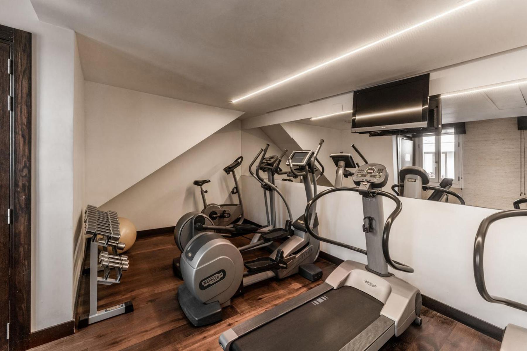 Hospes Puerta De Alcala, A Member Of Design Hotels Мадрид Экстерьер фото The gym at the hotel