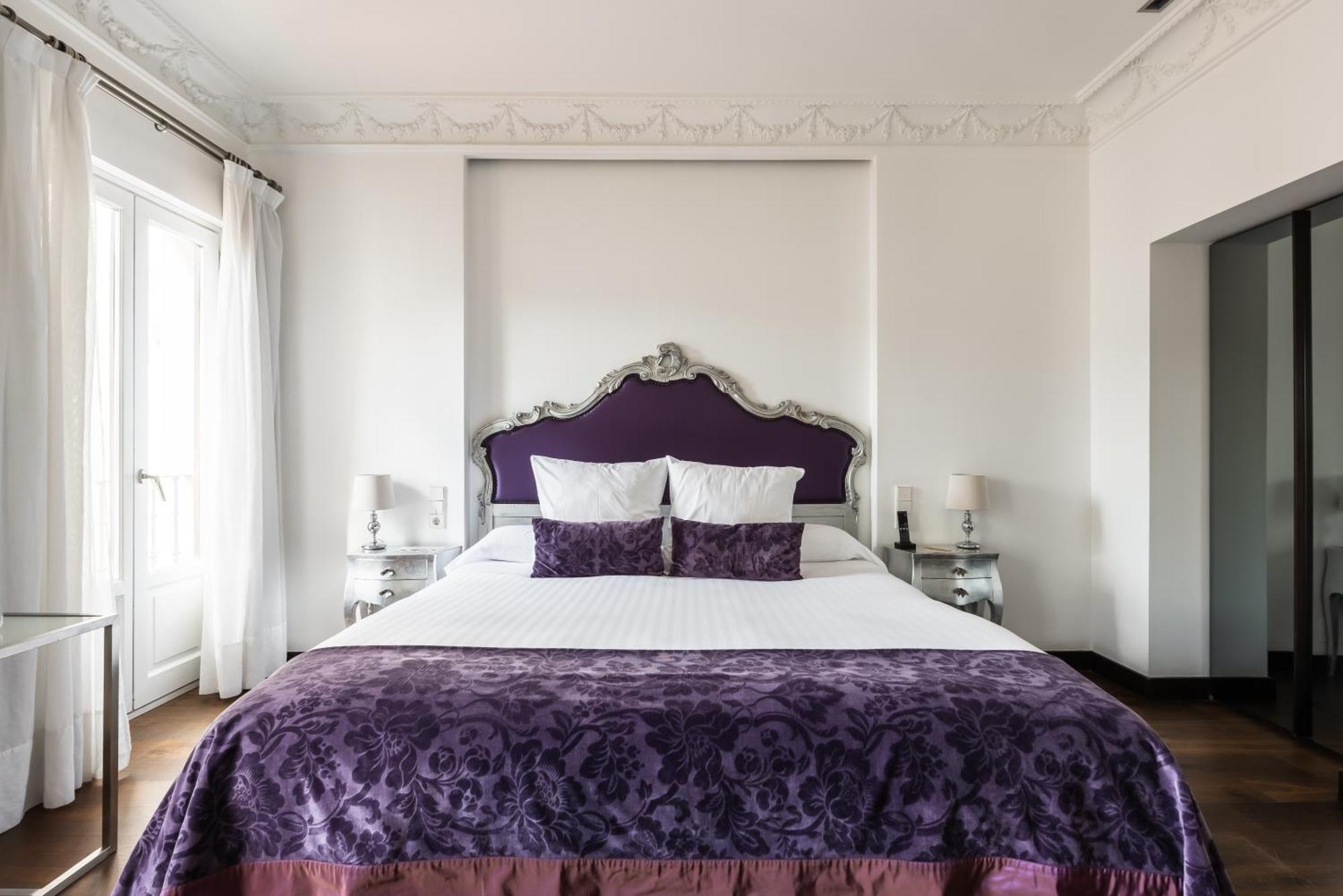 Hospes Puerta De Alcala, A Member Of Design Hotels Мадрид Экстерьер фото A bedroom at the Hotel de las Rosas