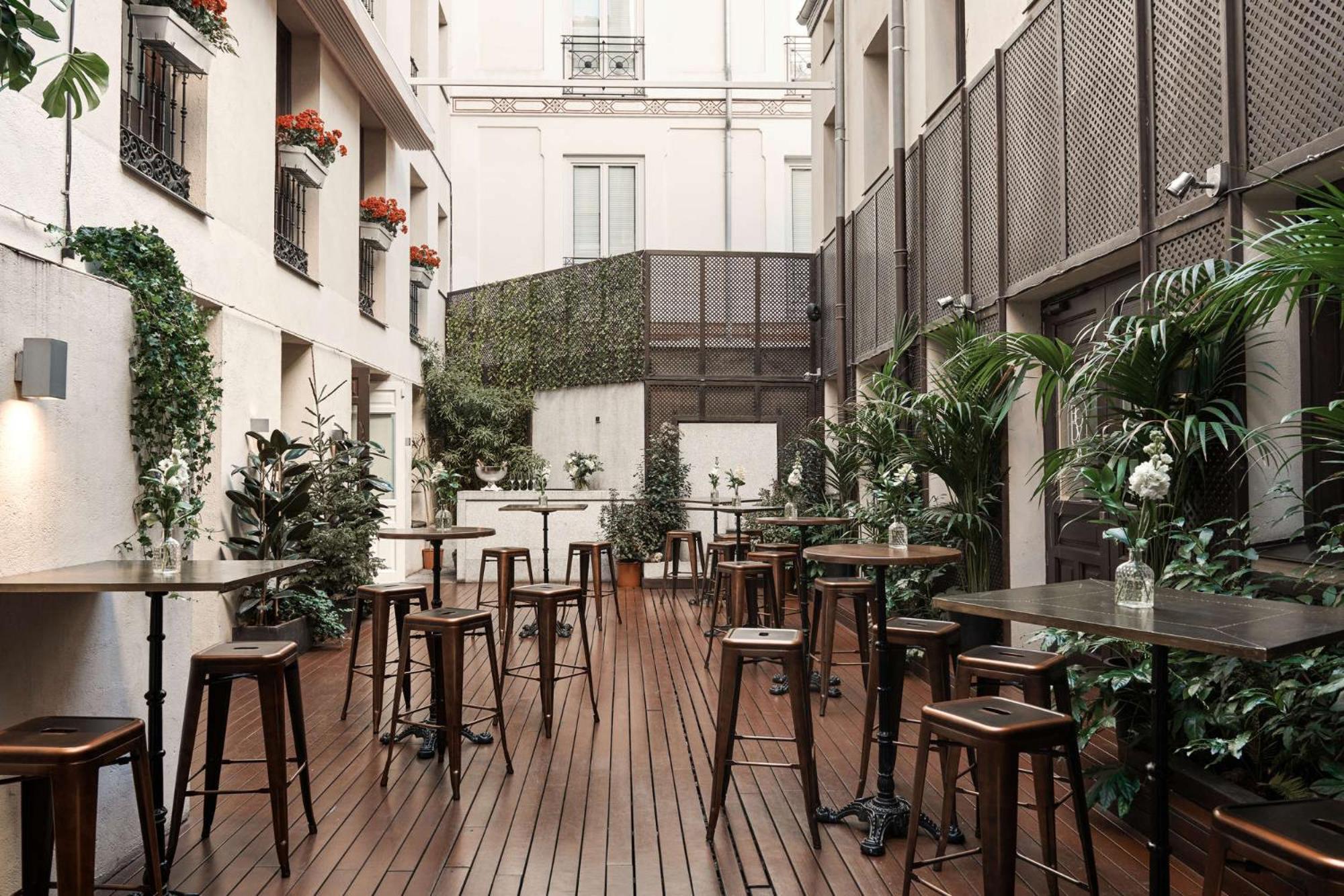 Hospes Puerta De Alcala, A Member Of Design Hotels Мадрид Экстерьер фото The courtyard at the hotel