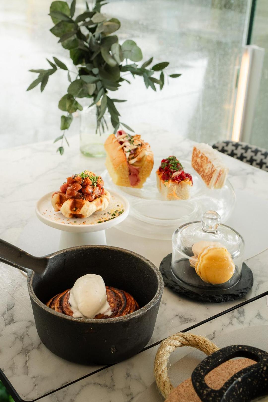 Hospes Puerta De Alcala, A Member Of Design Hotels Мадрид Экстерьер фото A selection of desserts