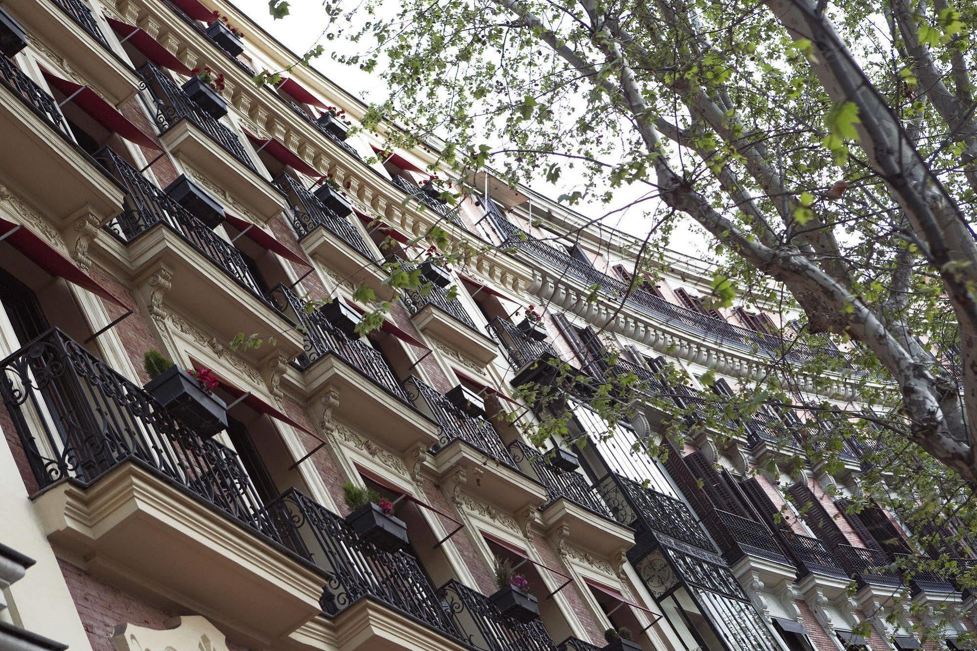 Hospes Puerta De Alcala, A Member Of Design Hotels Мадрид Экстерьер фото The balconies of the building